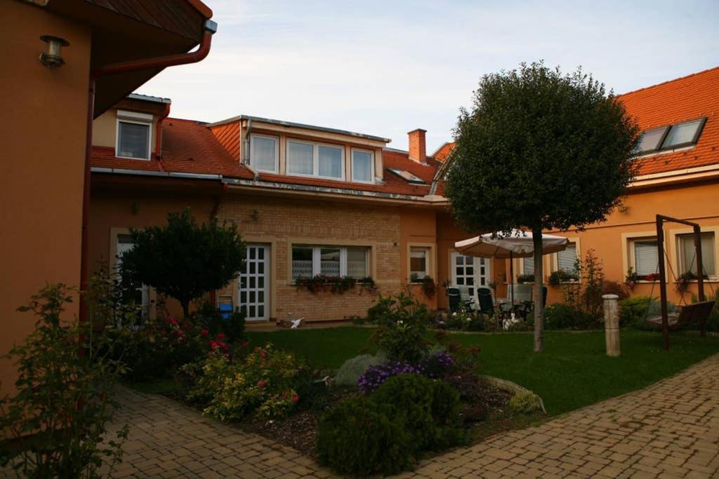 Teubel Apartman 2 Szekesfehervar Exterior foto